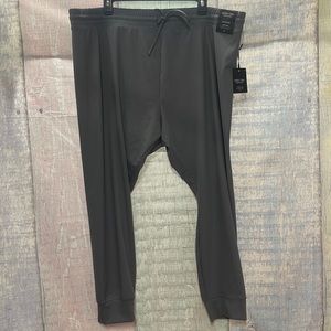 Brand new with tags Woman’s Simply Vera Vera Wang Leggings. Size is 2X.